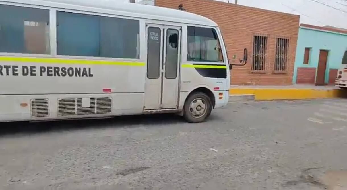 Transporte de personal terminó con ventanas y lunas rotas. Foto: Julio Cesar Centeno.