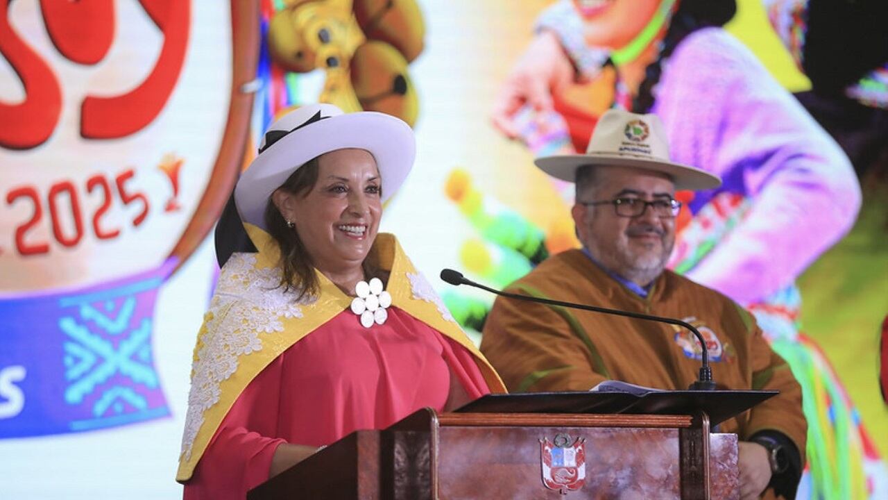 “Vamos a dejar un Perú distinto al que yo recibí y así lo vamos a hacer, duela a quien le duela”, dijo Dina Boluarte, quien sorprendió al cantar. (Foto: Presidencia)