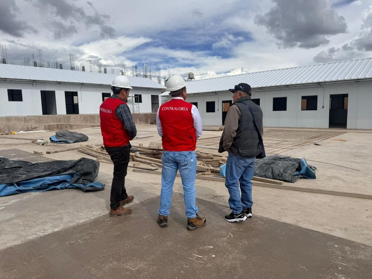Profesional acreditado figura simultáneamente como docente a tiempo completo en Trujillo, según la Contraloría.
