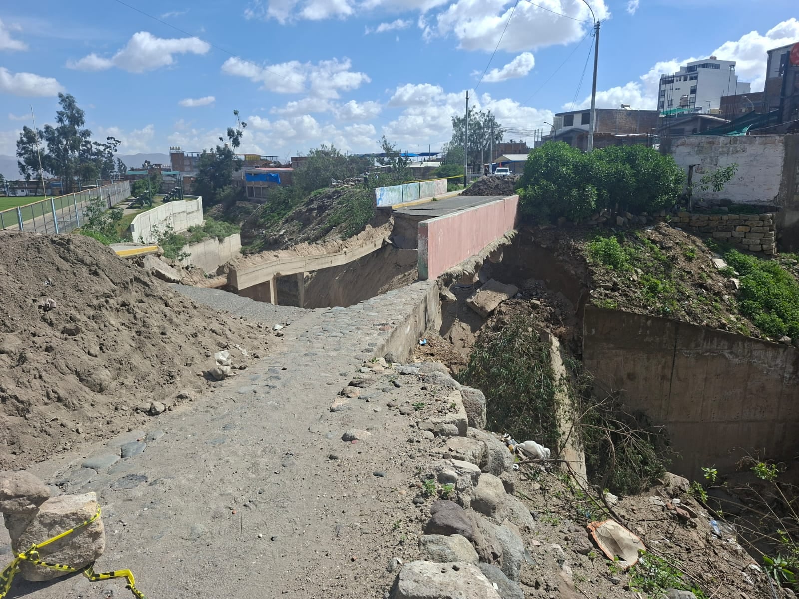 Colapsó puente en el distrito de Cayma. Foto: HBA.