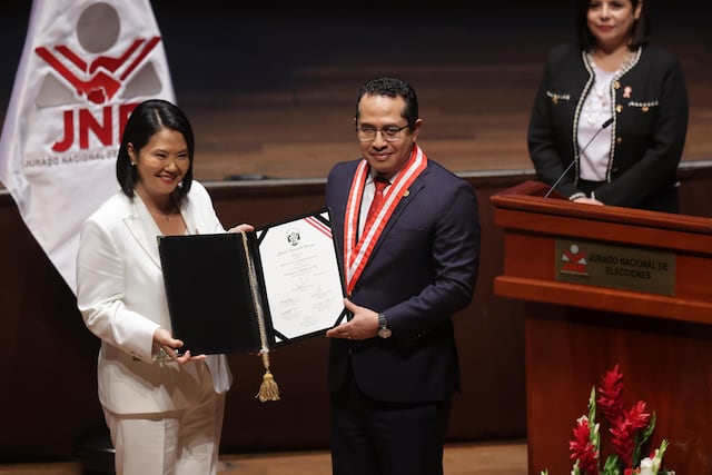 Keiko Fujimori recibió sus credenciales del JNE