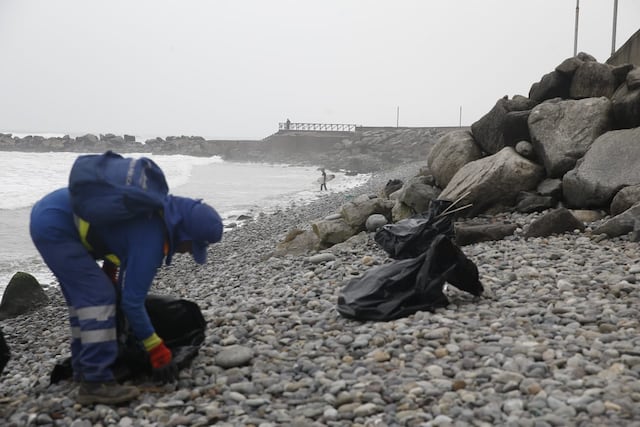 Miraflores retira cinco toneladas de basura tras oleajes anómalos en sus playas (Fotos: César Campos/GEC)
