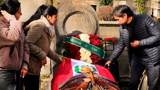 Artistas piuranos realizan romería a la tumba de Ignacio Merino en París