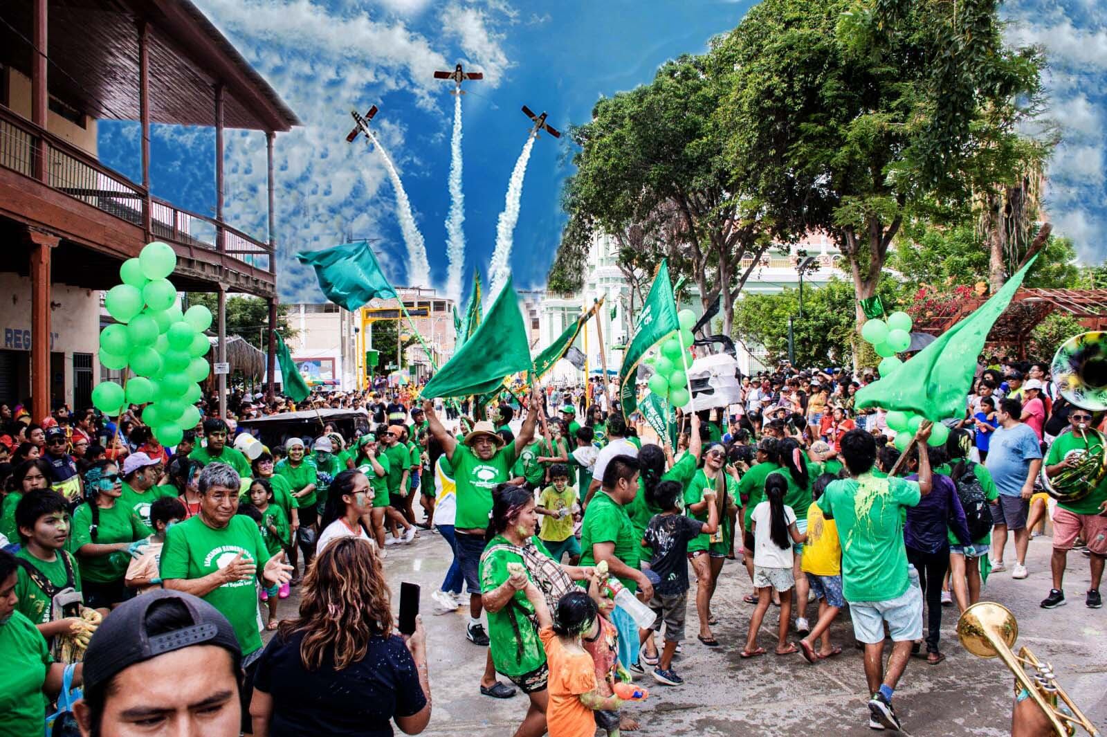 La "Escuadrilla Bicolor de la FAP", hizo emocionantes demostración acrobática.