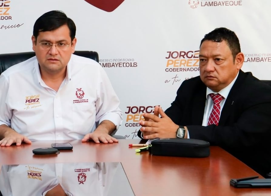 Jorge Pérez y el exfuncionario Ranjiro Nakano.