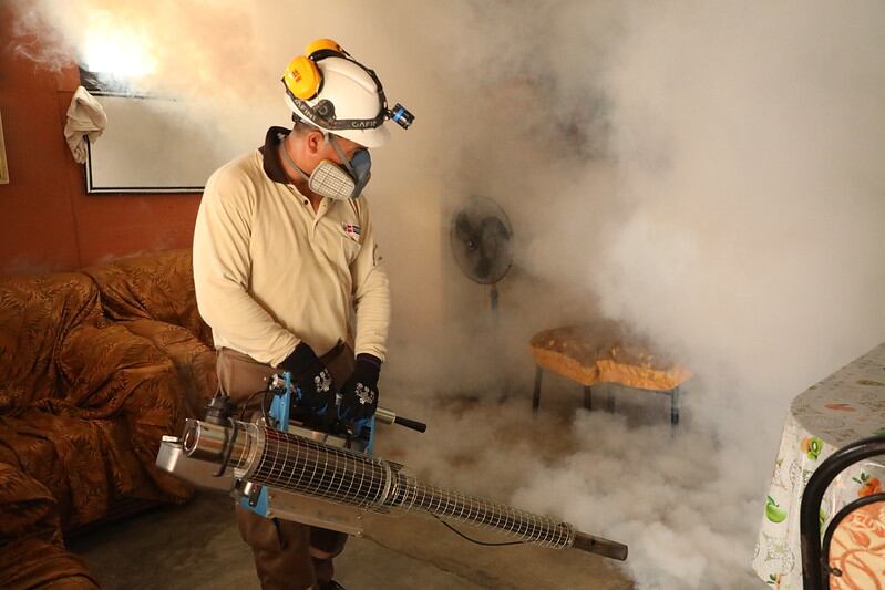 Exhortan a las familias a permitir el trabajo del promotor de salud y fumigador en sus casas.