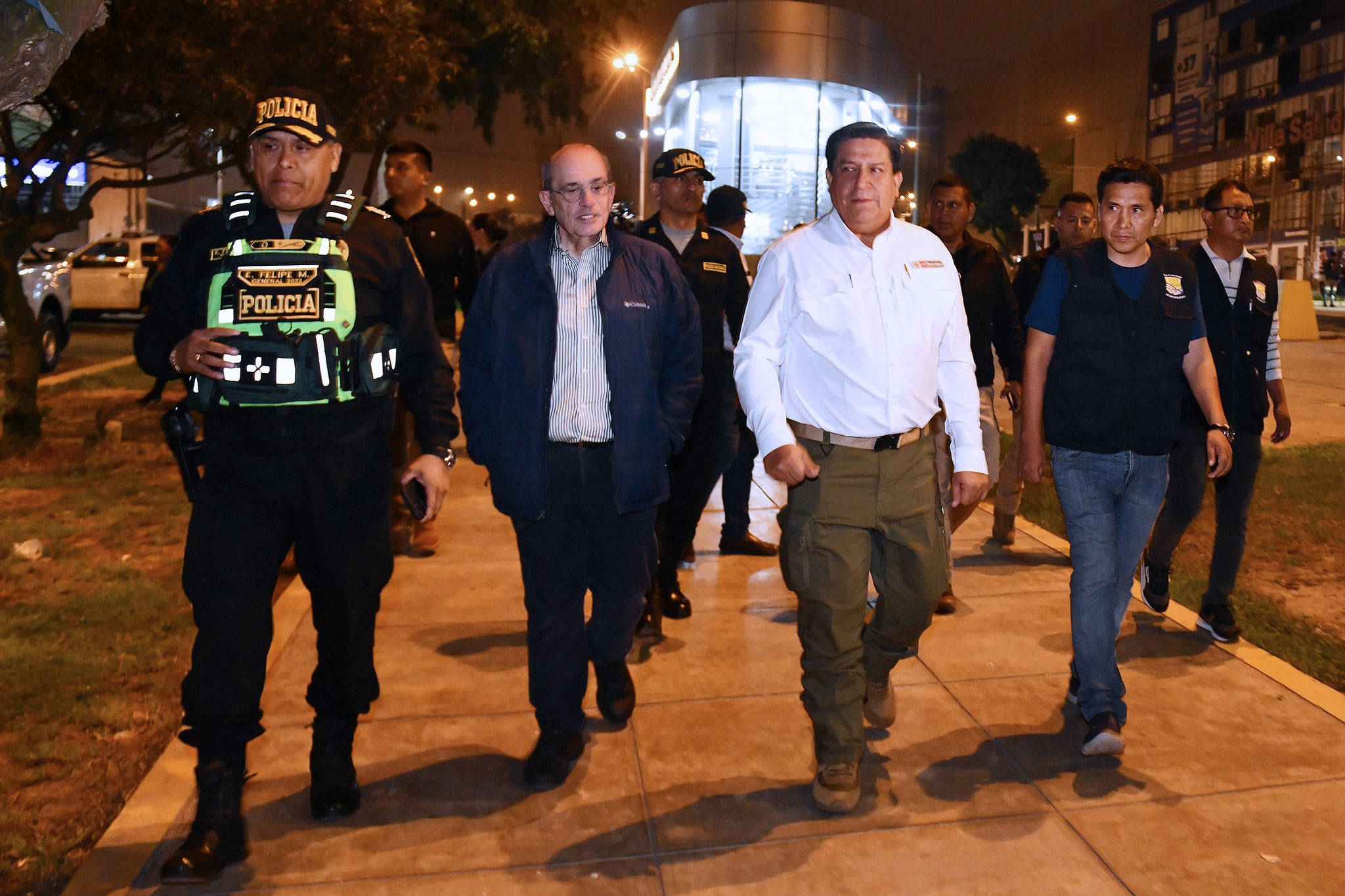 El ministro del Interior Vicente Tiburcio y el canciller Hugo de Zela encabezaron un operativo de control territorial en Lima Sur que incluyó verificaciones migratorias y captura de una banda criminal. (Fotos: Mininter)