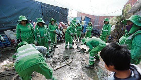 Obreros de Cerro Colorado debieron ayudar en la limpieza del lodo arrastrado por el agua. (Foto: GEC)