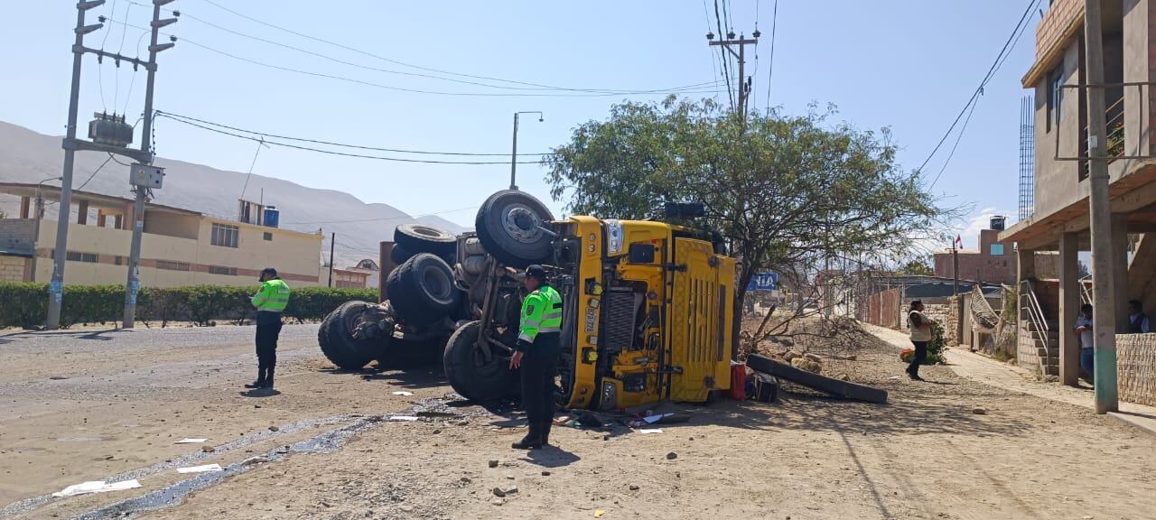 Volcadura del volquete se produjo pasada las 10:30 h en el ingreso al distrito de Pachía. (Foto: Difusión)