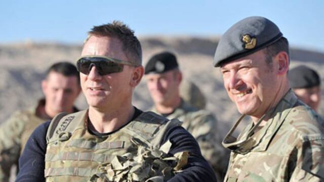 James Bond visita a soldados británicos en Afganistán