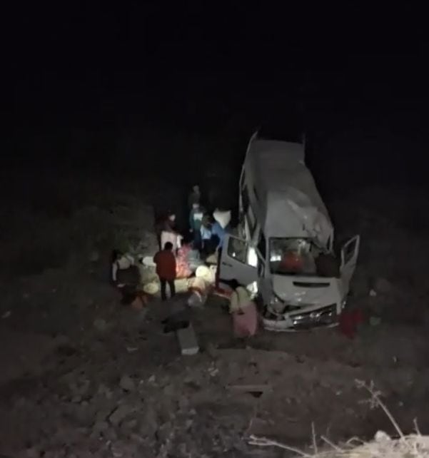 Minivan de placa Z6X-041 iba por la carretera de Tacna a Tarata. (Foto: Difusión)