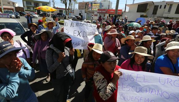 Protestan por cambio de directora en el colegio San Martín de Porres. (Foto: Leonardo Cuito)