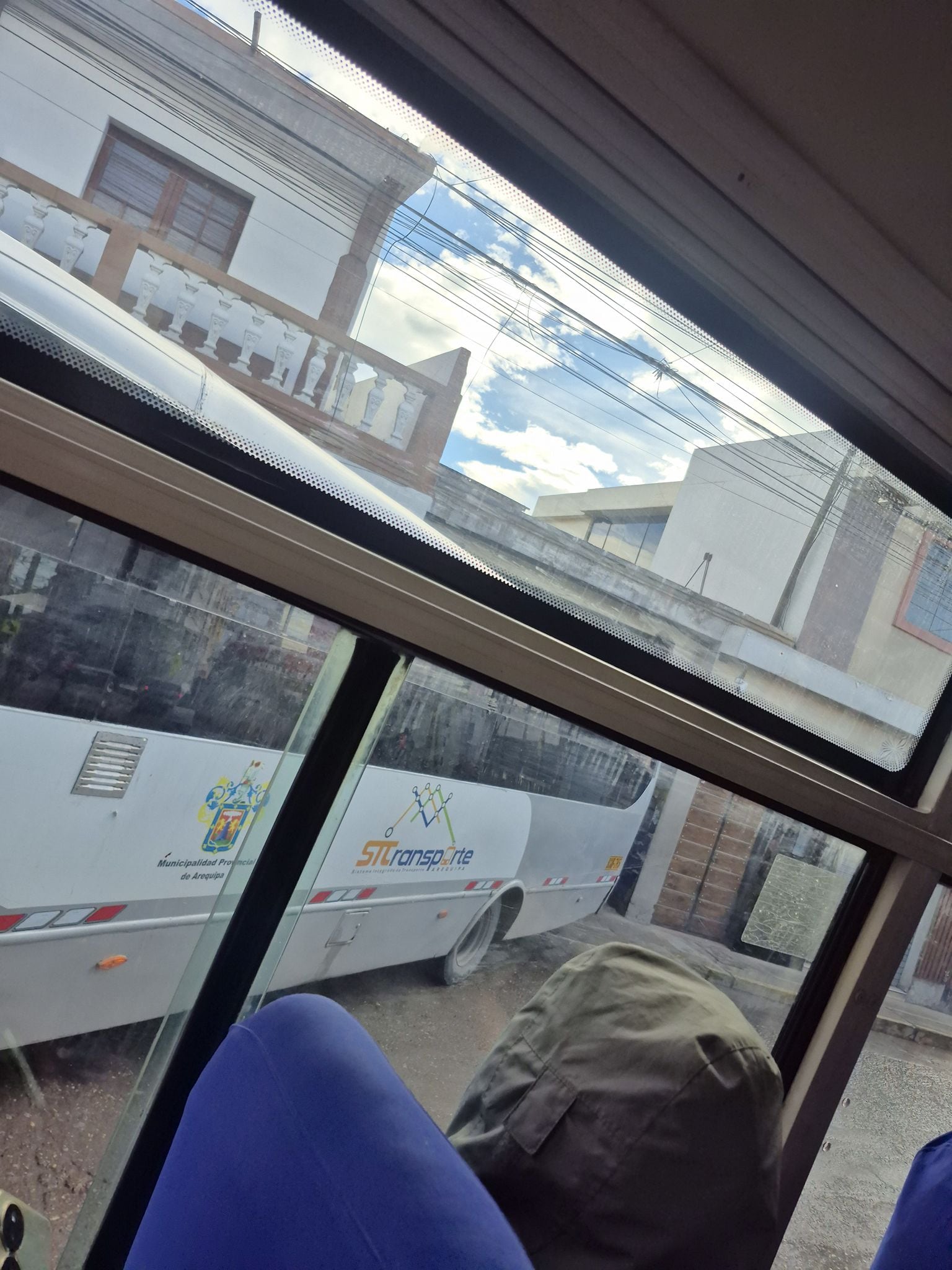 Bus que impactó contra vivienda tenía el logo del SIT, pero no estaba acreditado (Foto: Difusión)