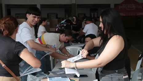 Elecciones presidenciales en Colombia: Cierran colegios electorales y empieza conteo de votos