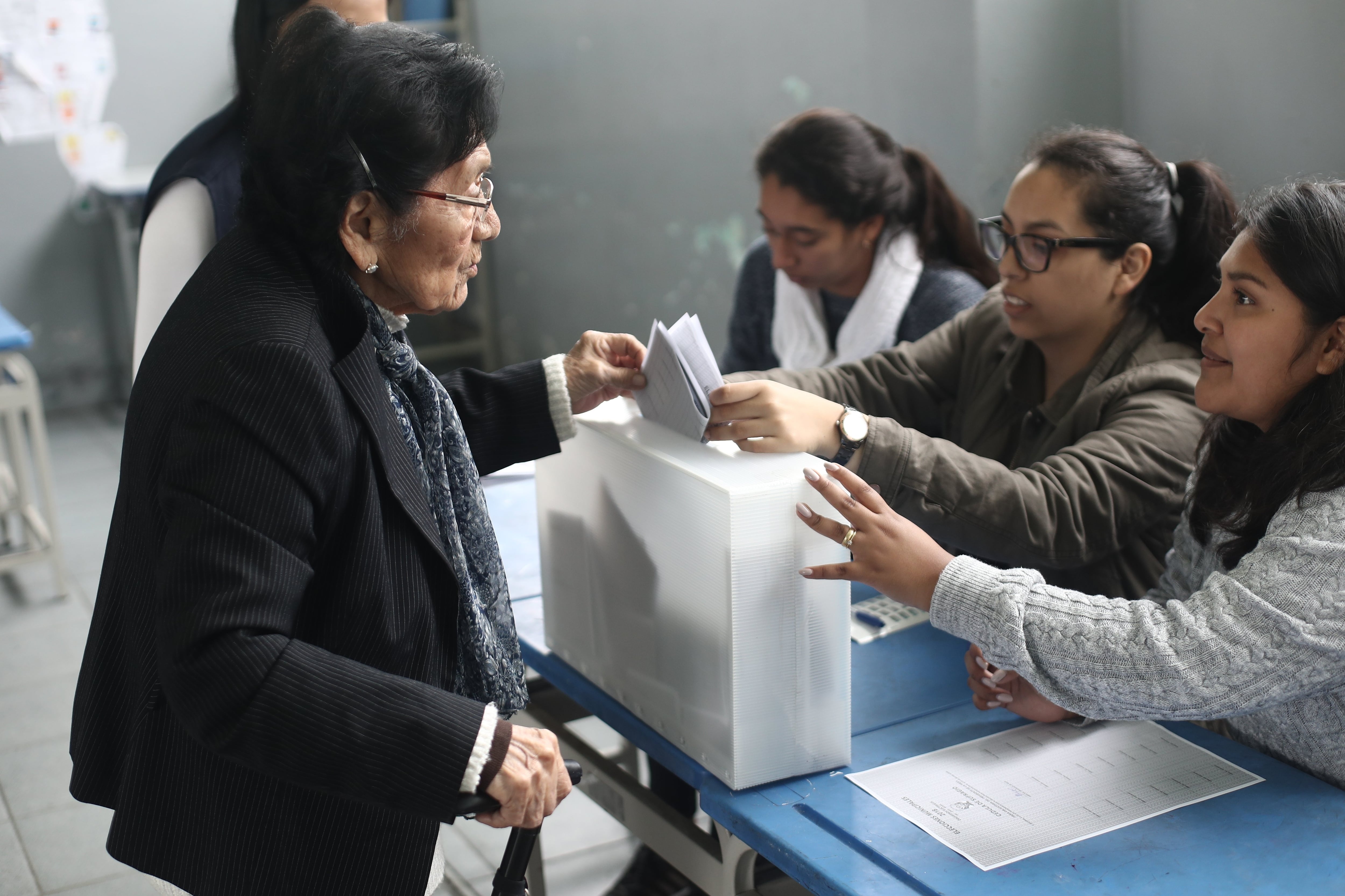 Ciudadanos mayores de 70 años pueden decidir si acudir a las urnas este 12 de abril.