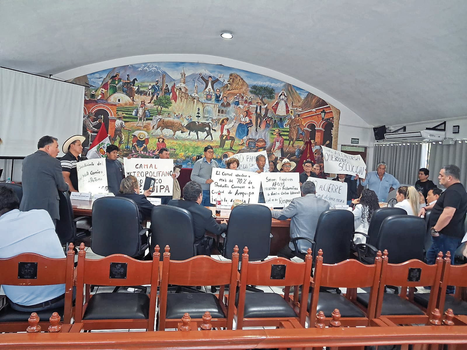 Camal municipal de Arequipa podría cerrar por deuda millonaria y trabajadores protestaron