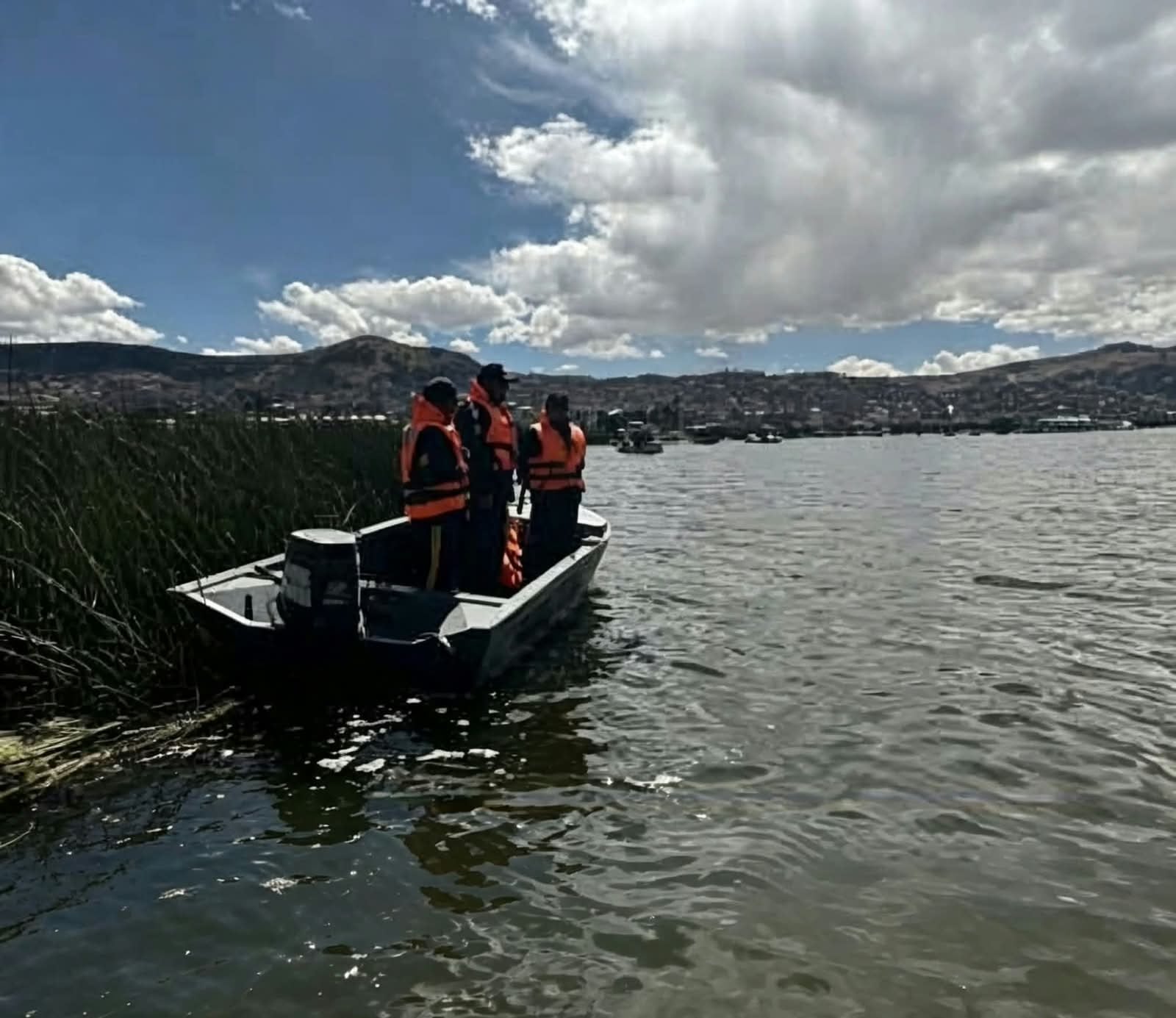 La nave transportaba arena fina con destino a la isla Amantaní cuando sufrió el accidente en aguas del lago Titicaca. Familiares piden intensificar las labores de búsqueda.