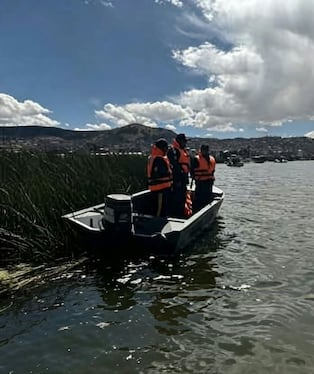 La nave transportaba arena fina con destino a la isla Amantaní cuando sufrió el accidente en aguas del lago Titicaca. Familiares piden intensificar las labores de búsqueda.