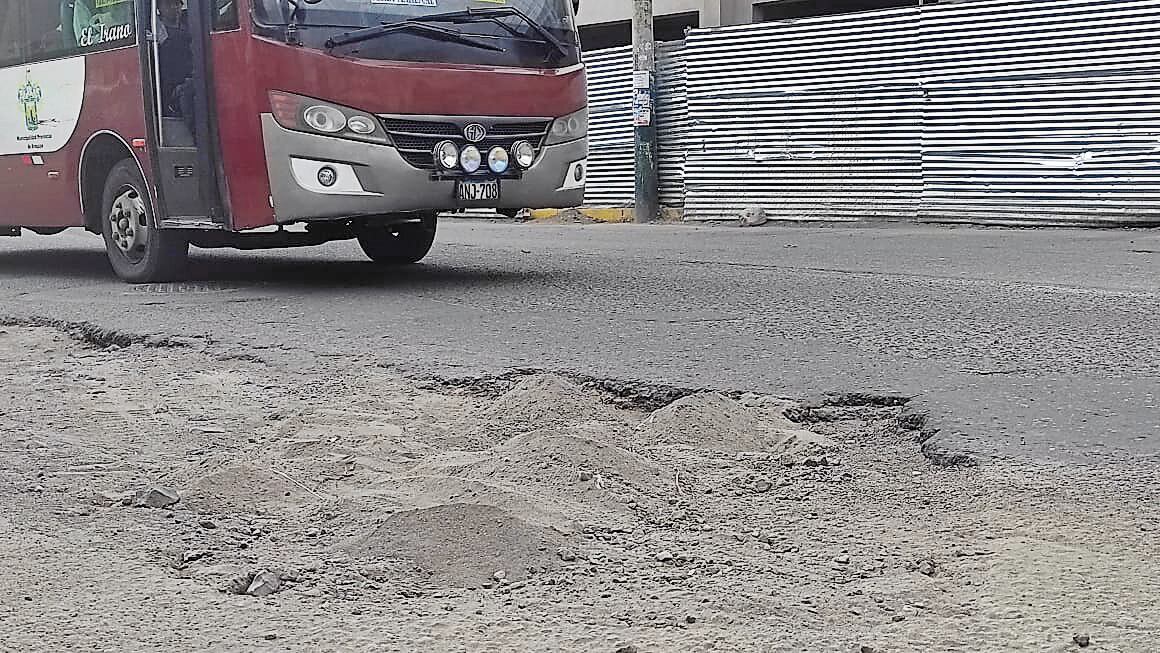 El forado de la avenida Kennedy fue rellenado con la tierra que barrieron los vecinos. (Foto: GEC)