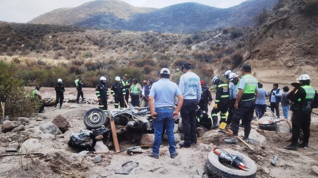 Cuerpos de esposos y de su hija de 8 años sepultados por huaico en Arequipa fueron hallados por sus familiares