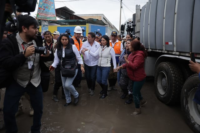 Keiko Fujimori evalúa declarar en emergencia distritos de Lima afectados por lluvias