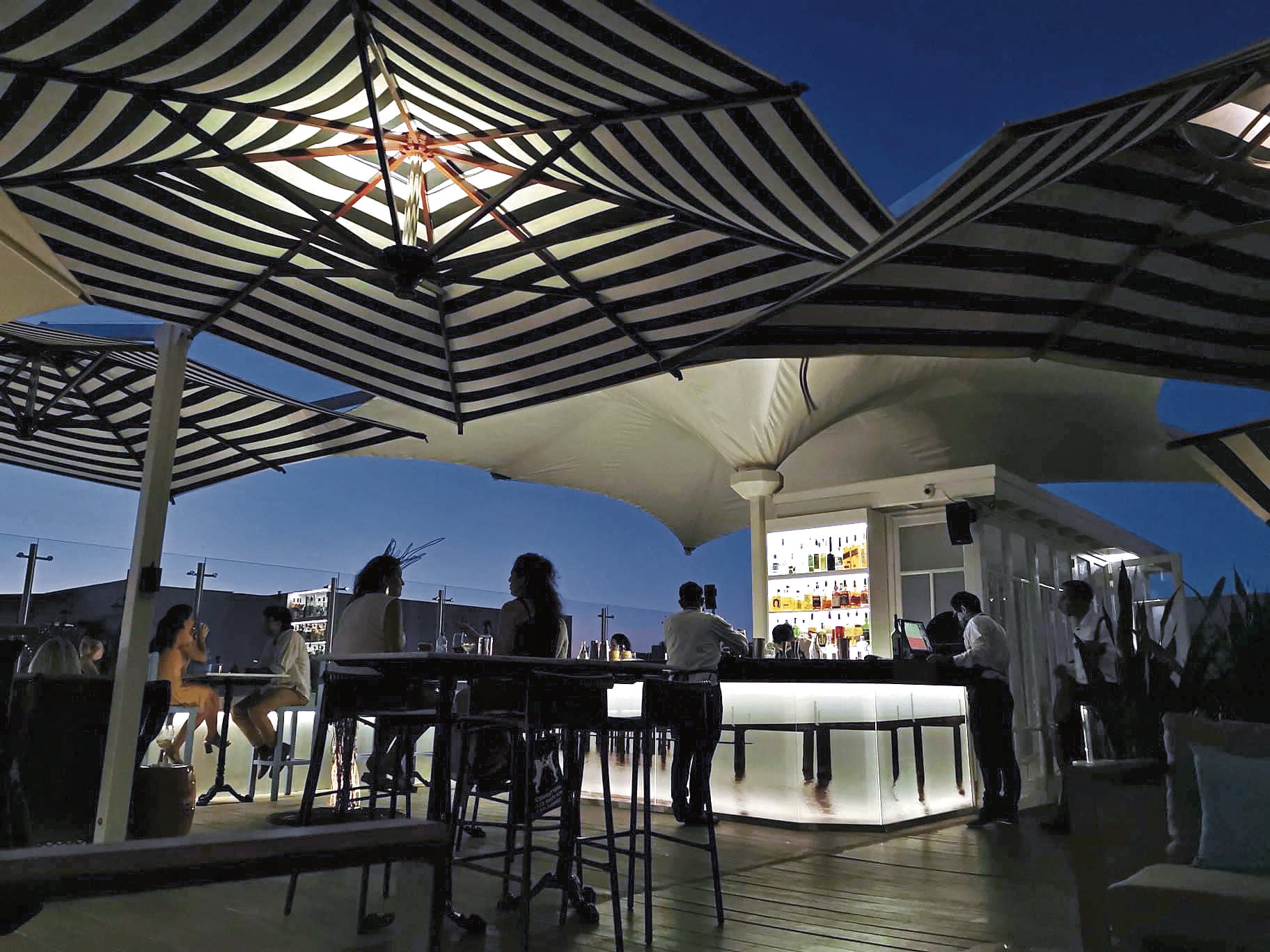 Acompáñanos a explorar la escena de bares en azoteas de Lima y descubre dónde ir para disfrutar de las mejores vistas de la ciudad mientras tomas una copa y pica algo