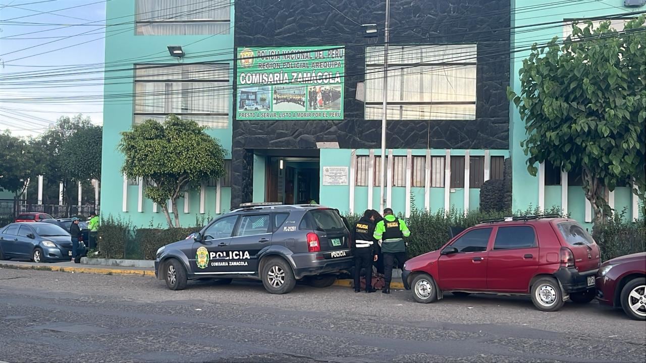 Un hombre muere en la puerta de la comisaría de Zamácola en Cerro Colorado (Foto: GEC)
