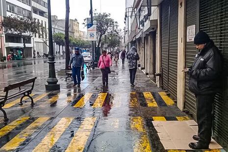 Lima amaneció con intensa llovizna y 14 °C: reportan accidentes por pistas resbalosas
