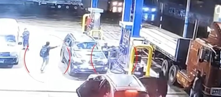 El asalto ocurrió en la zona de 200 Millas y fue captado por cámaras de seguridad. Los delincuentes dispararon al aire y luego exigieron rescate por el vehículo. (Captura de imagen de Panamericana TV)