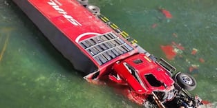 Tráiler de carga y encomiendas cae a río en la carretera Interoceánica - Apurímac (FOTOS)