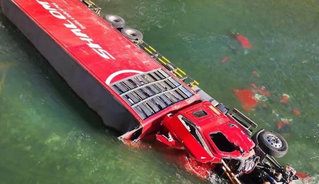 Tráiler de carga y encomiendas cae a río en la carretera Interoceánica - Apurímac (FOTOS)