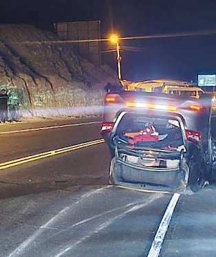 Auto de placa V7V-691 terminó con el parachoques, máscara y faros rotos, parabrisas trizado y techo abollado. (Foto: Difusión)