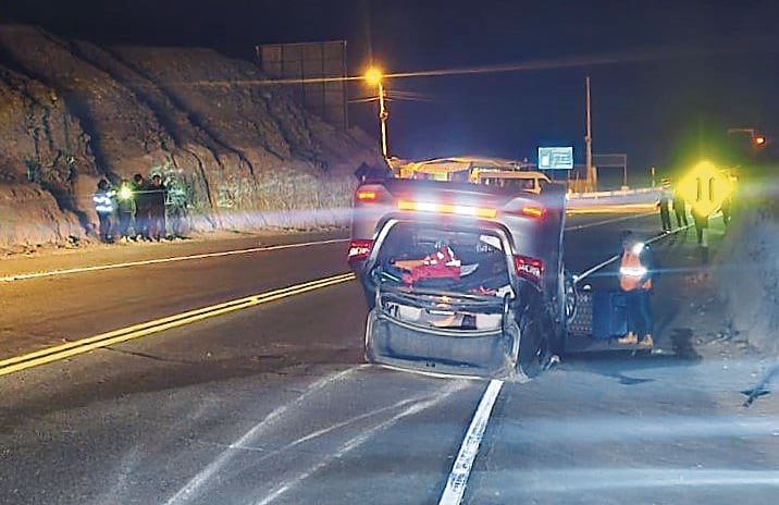 Auto de placa V7V-691 terminó con el parachoques, máscara y faros rotos, parabrisas trizado y techo abollado. (Foto: Difusión)