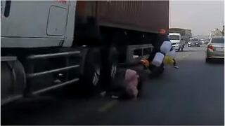 Madre salva a su hijo de ser arrollado por un camión (VIDEO) 