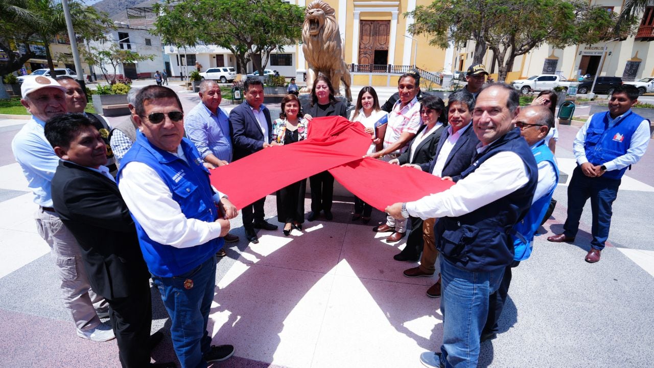 Autoridades formaron un lazo rojo en Ascope.