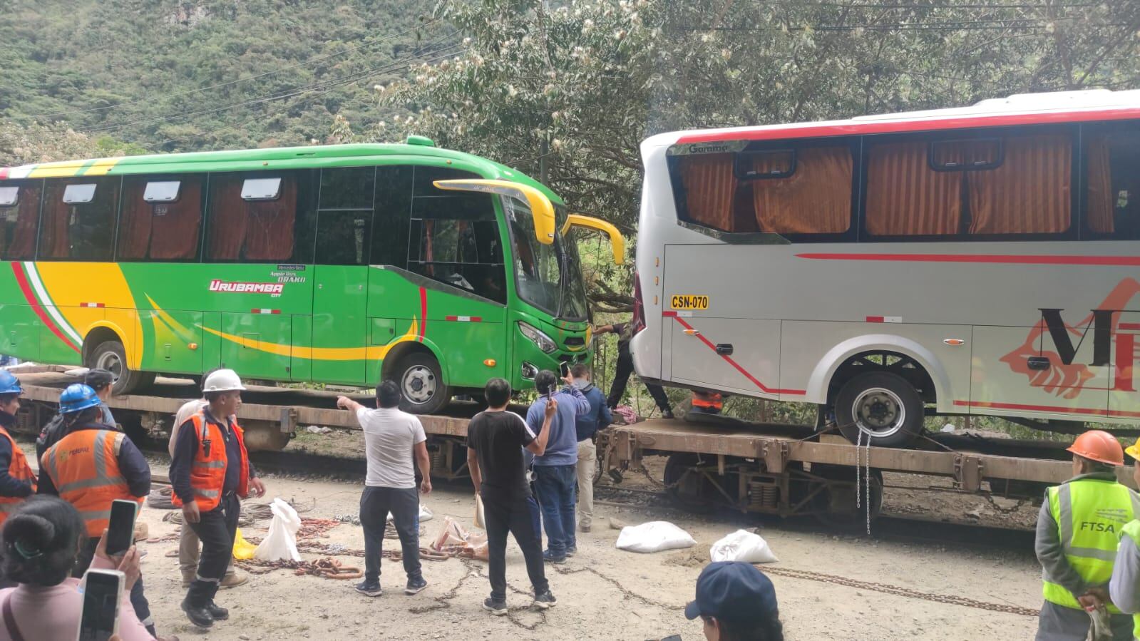 Unidades de la empresa Torontoy son llevadas hasta Machu Picchu Pueblo para unirse a las de Consettur y operar la disputada ruta Hiram Bingham, que lleva turistas hasta las puertas de la antigua ciudadela inca de Machu Picchu.