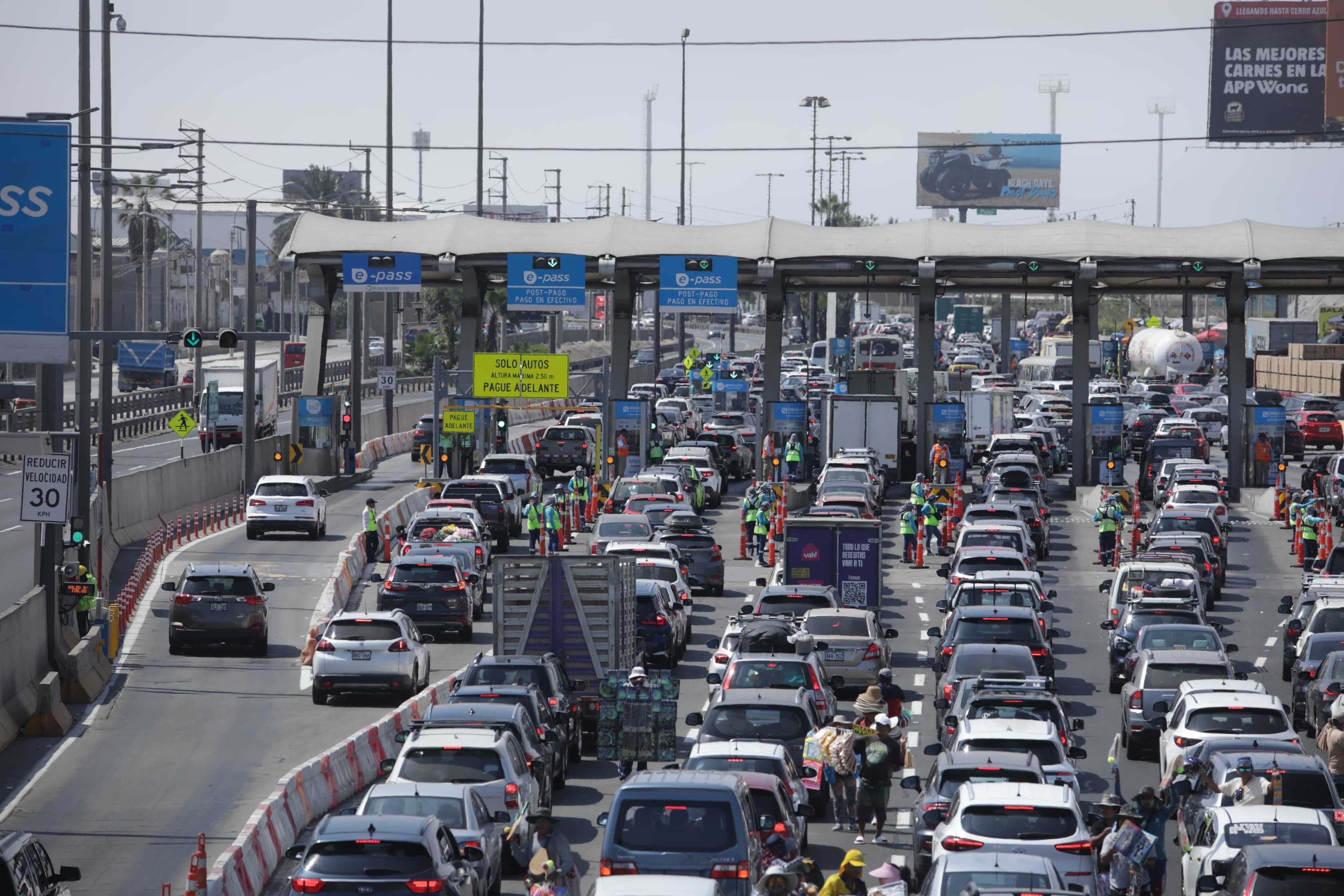 Familias salen de Lima para pasar el feriado largo de Semana Santa en el sur del país. Fotos Britanie Arroyo / @photo.gec
