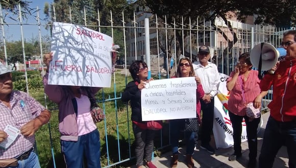 Expolicías y familiares de agentes en actividad protestaron por deficiente atención (Foto: Pedro Torres)