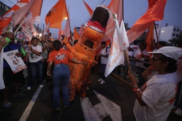 Simpatizantes de partidos llegan a exteriores del Centro de Convenciones por debate presidencial (Foto: Julio Reaño/GEC)