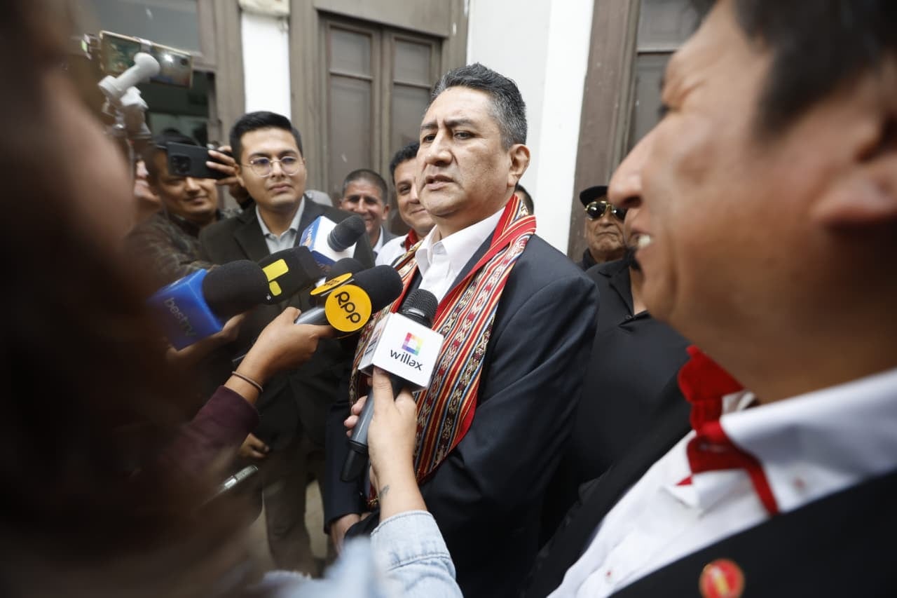 Vladimir Cerrón reaparece en evento partidario de Perú Libre tras anulación de prisión preventiva. (Foto Mario Zapata / @photo.gec)