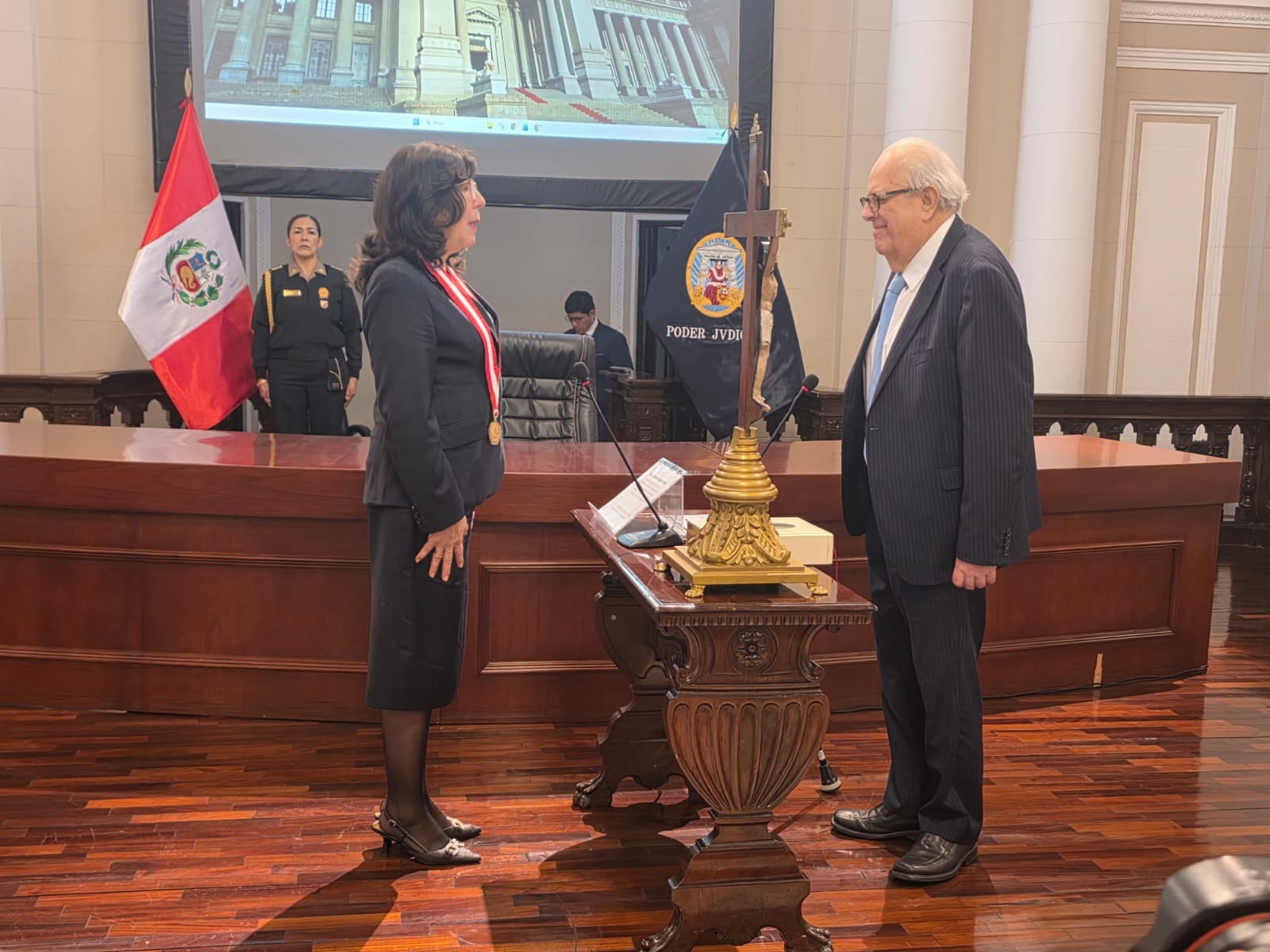 La presidenta del Poder Judicial, Janet Tello, tomó juramento al economista en Palacio de Justicia. Velarde encabeza el Banco Central de Reserva desde octubre de 2006. (Foto: Poder Judicial)