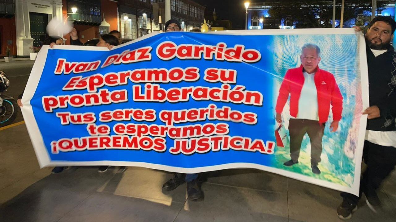 Los hampones enviaron un audio donde exigen la fuerte suma de dinero. Mientras tanto, amigos y trabajadores de la víctima realizan vigilia y piden su liberación inmediata. (Foto: Ángel Padilla)