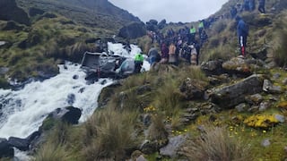 Puno: Cuatro muertos tras el despiste y caída de camioneta a un barranco