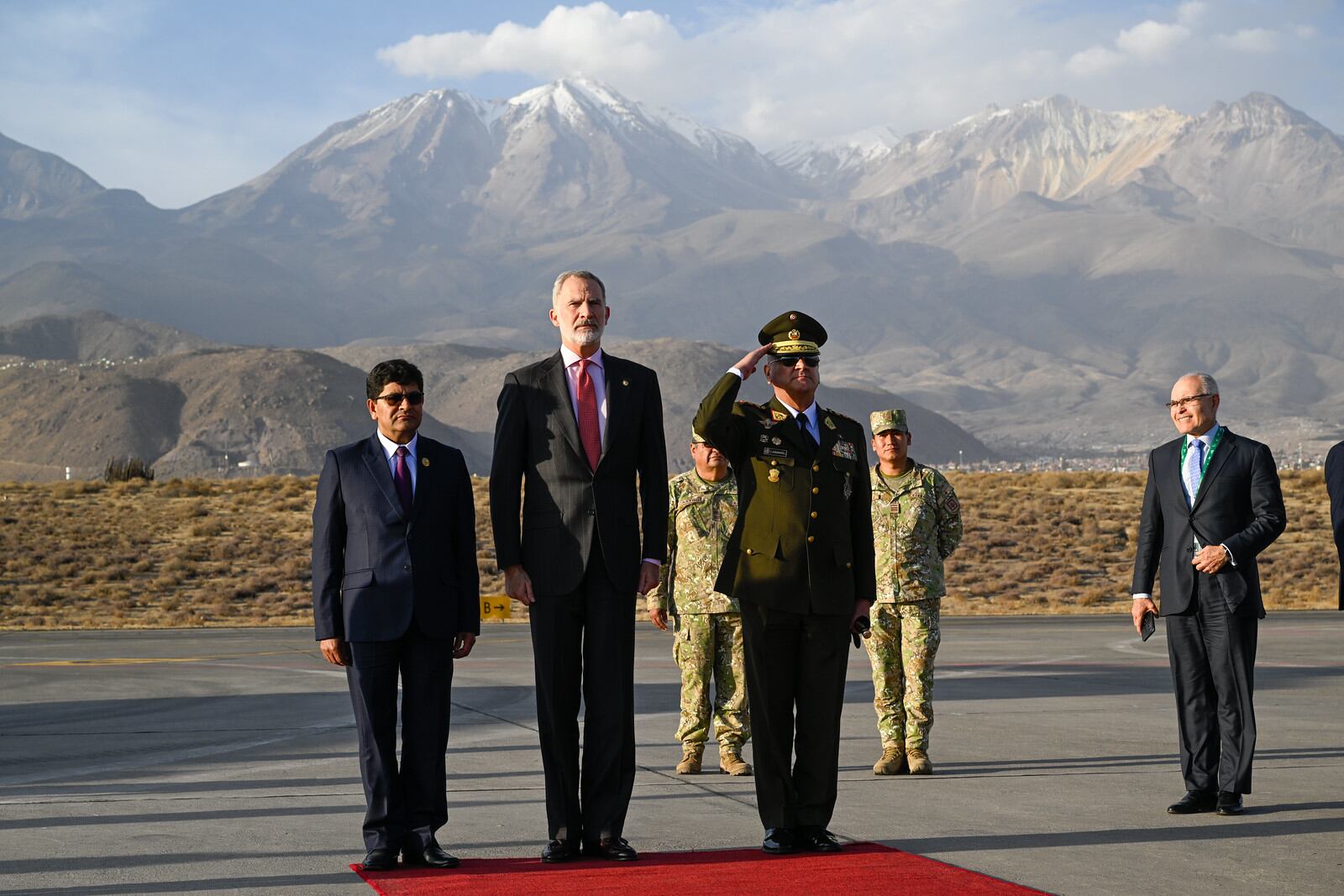 El Rey de España Felipe VI fue recibido con honores en el aeropuerto Alfredo Rodríguez Ballón. Foto: CILE