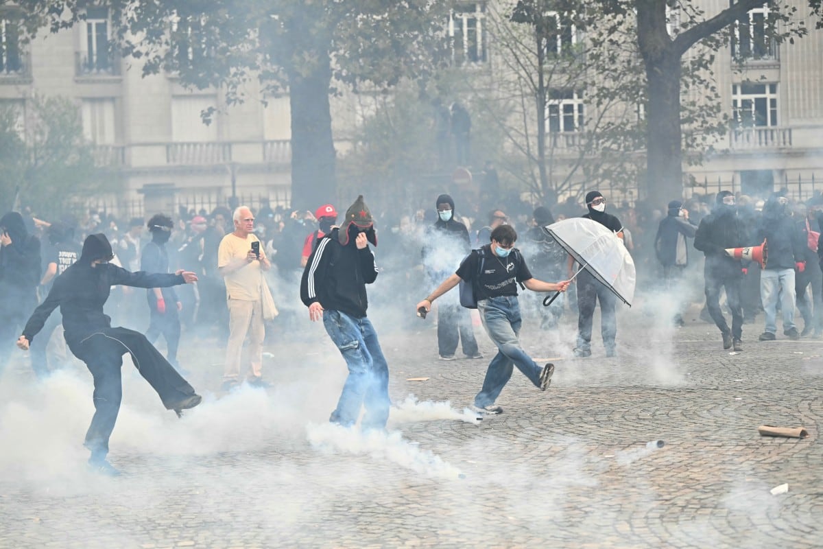 Las manifestaciones reunieron a entre 161.500 y 480.000 personas, según las autoridades y los organizadores. Los estudiantes reclaman más profesores, mejoras en infraestructura y cambios en el acceso universitario.(Photo by LOU BENOIST / AFP)