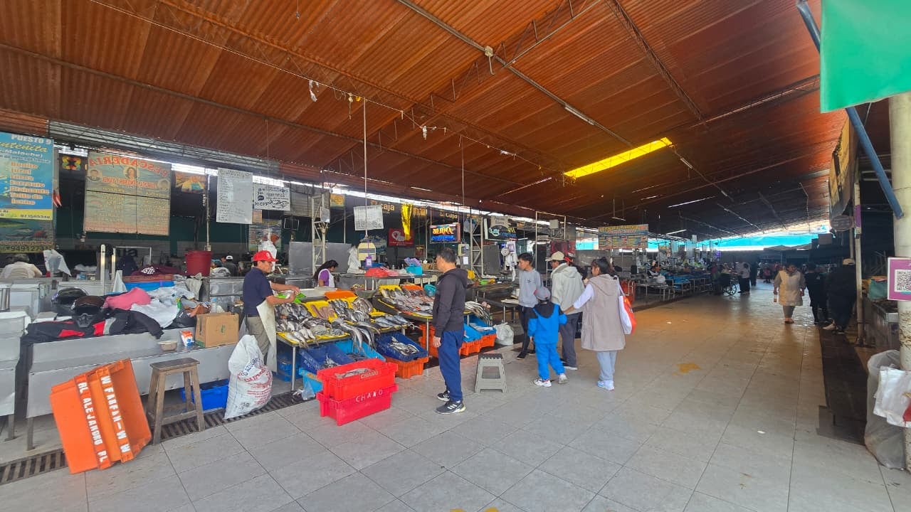 Precio de pescados y mariscos en el Terminal Pesquero El Palomar. (Foto: Yunsu Pariapaza/@photo.gec)