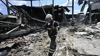 Misil ruso impacta en edificio residencial en Odesa y deja 10 muertos