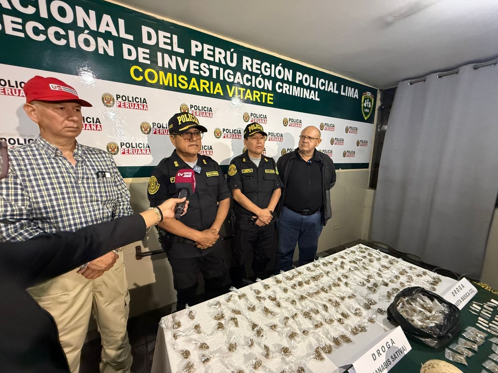 Ate: PNP detiene a 10 personas e incauta armas y drogas en operativo de control territorial. Foto: Ministerio del Interior.