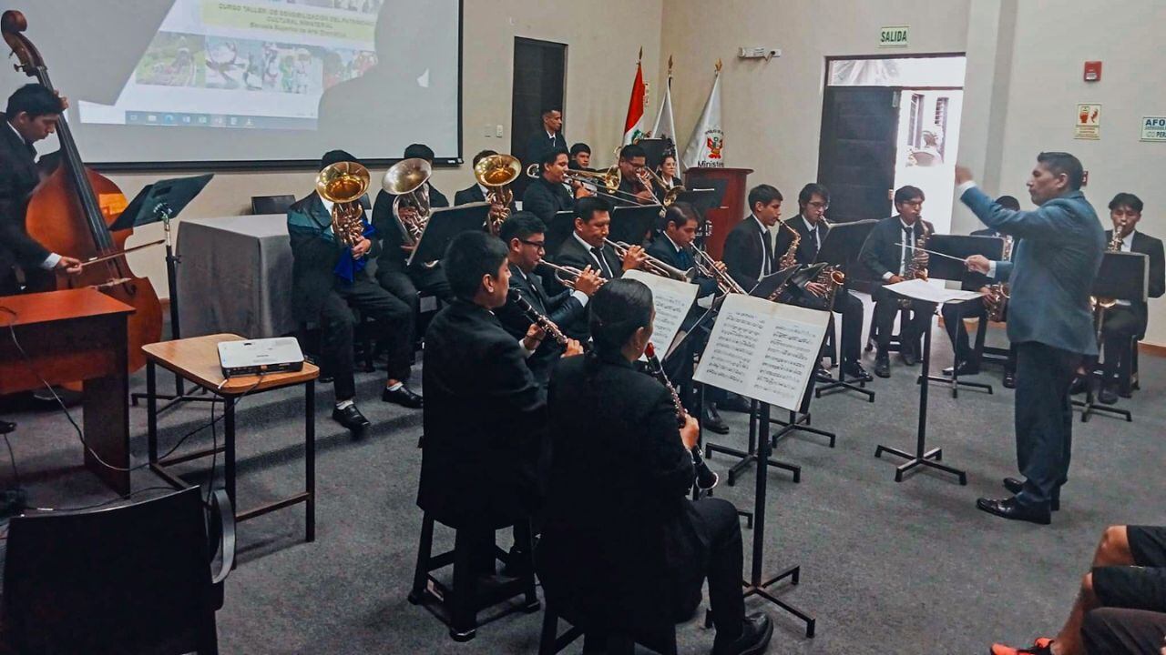 Los asistentes, en su mayoría, fueron los estudiantes de las instituciones educativas San Juan, Antonio Raimondi, Víctor Larco, Marcial Acharan y Los Sauces de Víctor Larco.