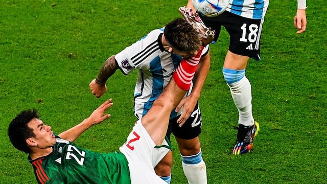 Futbolista argentino evitó una ‘chalaca’ en el Mundial, pero recibió una patada en el rostro